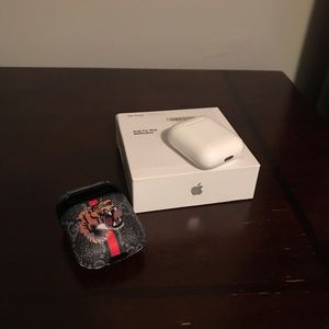 Apple AirPods comes with Gucci case !